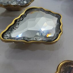 دستگیره کریستالی الماسی بدنه سربی وارداتی طلایی ابعاد 6.7 در 5.5 سانت