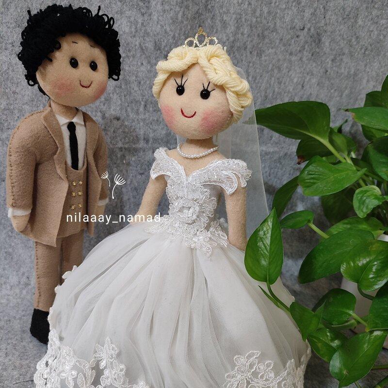 عروس و داماد عروسکی که قابلیت ایستادن را دارند با لباس های جذاب و بی نظیر کار شده از روی عکس مشتری 