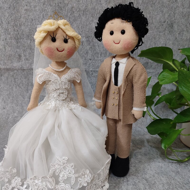 عروس و داماد عروسکی که قابلیت ایستادن را دارند با لباس های جذاب و بی نظیر کار شده از روی عکس مشتری 