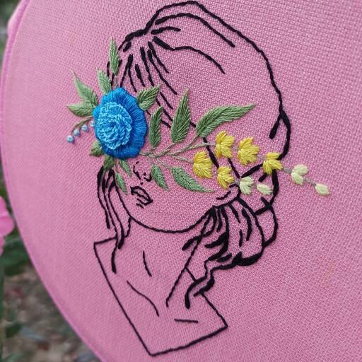 دیوارکوب گلدوزی شده با دست (طرح مینیمال زن و گل)