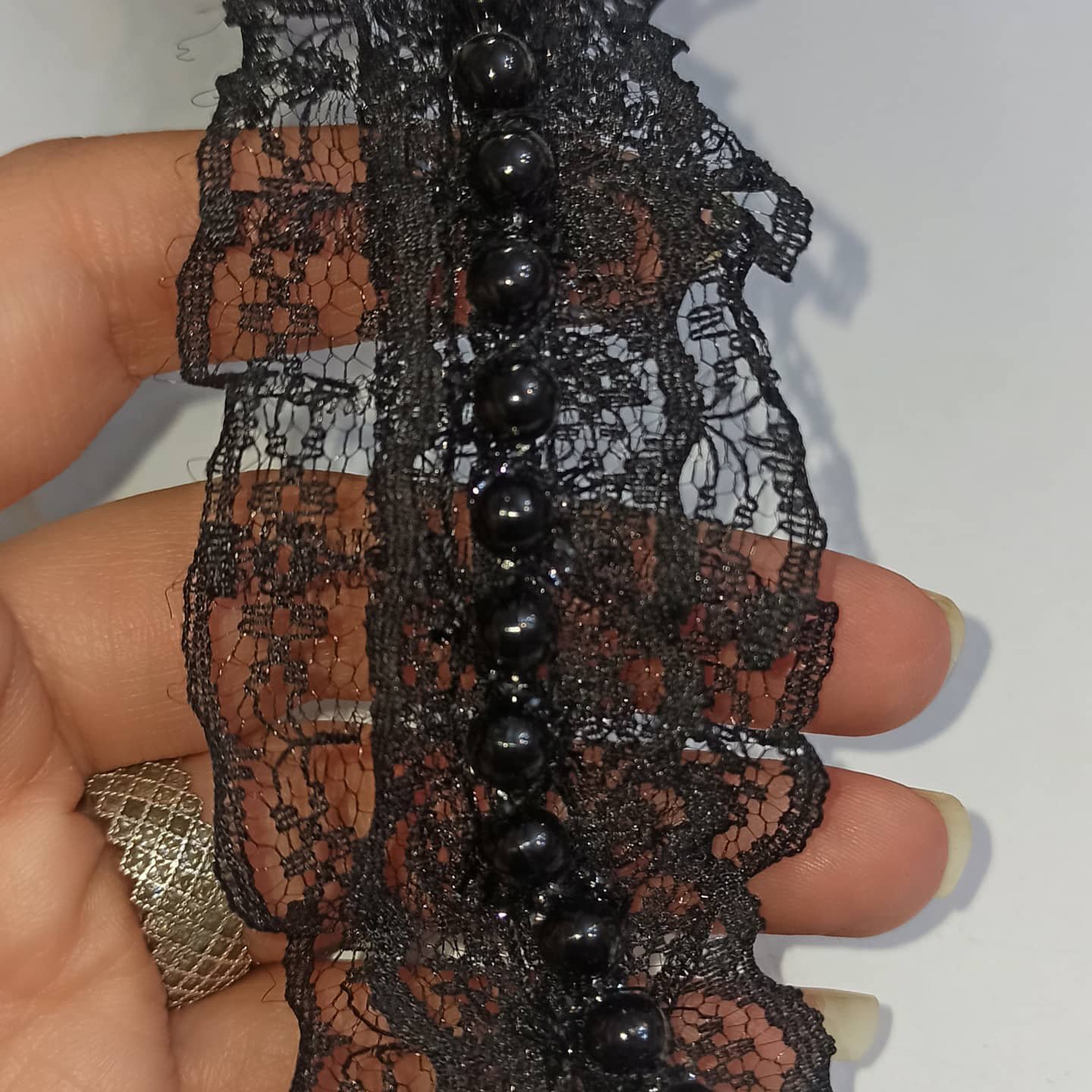 دانتل مرواریدی عرض 4 سانت دو رنگ شیری و مشکی بصورت متری