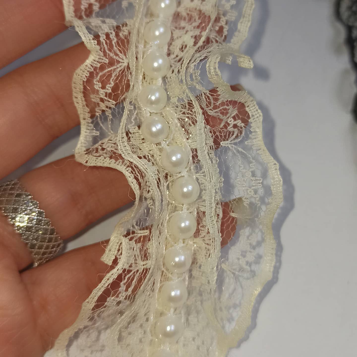 دانتل مرواریدی عرض 4 سانت دو رنگ شیری و مشکی بصورت متری