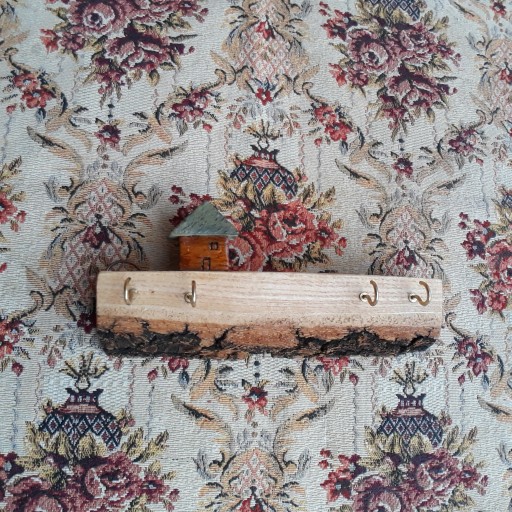 آویز کلید خانه کوچک چوب زالزالک و ملچ جا کلیدی چوبی دستساز دارای چهار کلید آویز روستیک و دارای پوست طبیعی چوبکده بیدسفید