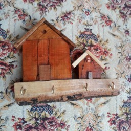 جا کلیدی چوبی آویز کلید چوبی دو خانه چوبی 
چوب زالزالک و افرا و ملچ
دارای چهار آویز چوبکده بیدسفید