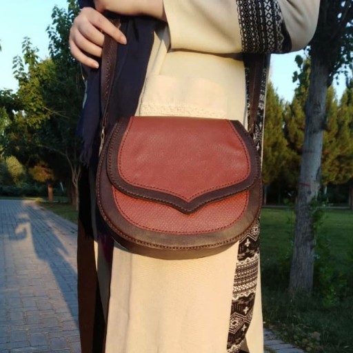 کیف دوشی زنانه دست دوز چرم طبیعی