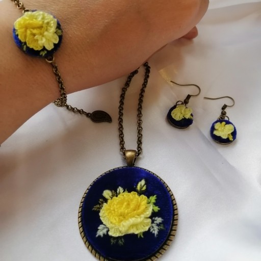 ست زیورالات گل رز زمینه آبی کاربنی با دورنگ زرد تیره و روشن، ی ترکیب رنگ جذاب، دستبند قابل سایز هست و رومانتویی 80 سانته