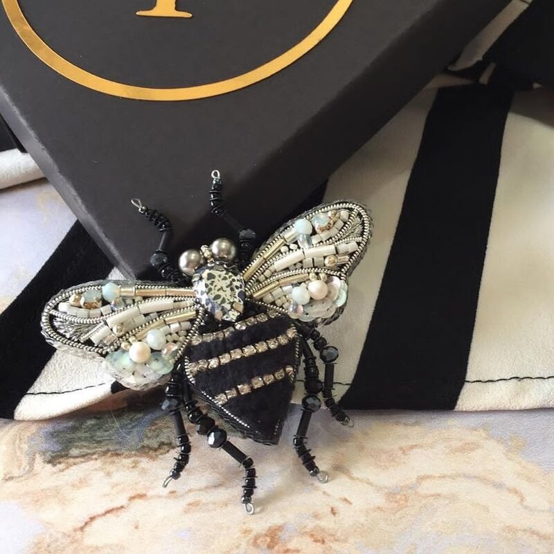 سنجاقسینه زنبور  متریال سنگ پتینه متریال میکس میوکی  کاموا مخملی نگین متری پولک ترک مروارید سواروسکی  منجوق میوکی