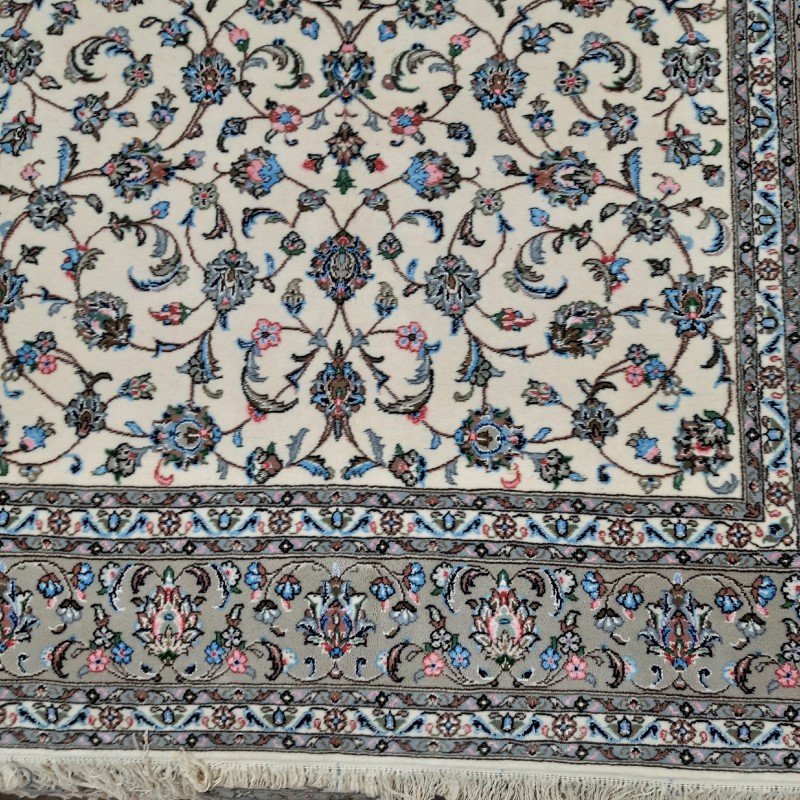 قالی دستباف یزدی شش متری طرح افشان رنگ کرم حاشیه خاکی با چهار رنگ ابریشم مستقیم از بافنده ارسال رایگان و با باربری