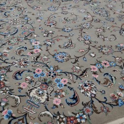 قالی دستباف یزدی شش متری طرح درباری رنگ بادامی چهار رنگ ابریشم