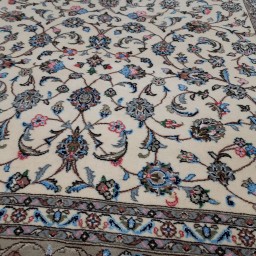قالی دستباف یزدی شش متری طرح افشان کرم خاکی با چهار رنگ ابریشم ارسال باربری
