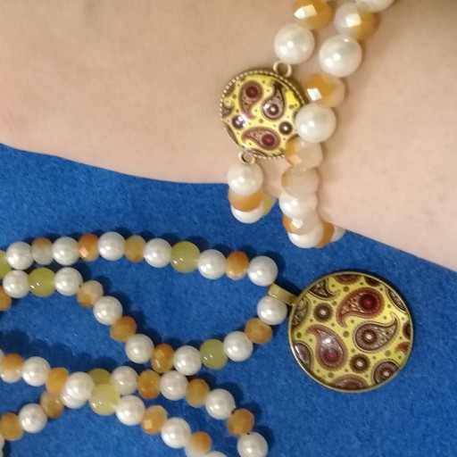 گردنبند و دستبند زرین از مروارید های زیبا همچنین دورنگ استفاده کردیم  یک هدیه ماندگارهستش.