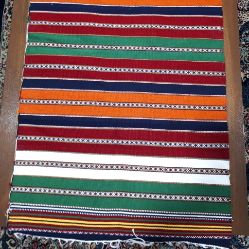 جاجیم رنگی 4
رنگ بندی شاد و سنتی
کاری سنتی با ماندگاری بالا
مناسب رومیزی و هم چنین پادری
