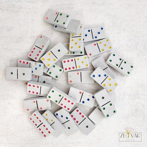 بازی فکری دومینو بتنی 28 قطعه طوسی با شماره‌های رنگی دستساز به همراه کیسه پارچه‌ای
