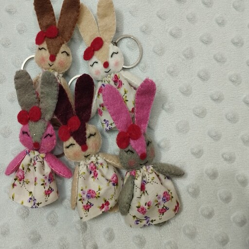 جاکلیدی و آویز خرگوش ناز نمدی دستساز در رنگ دلخواه مناسب هدیه عید نوروز