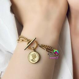 دستبند زنانه زنجیری و کارتیر با سکه الیزابت رنگ ثابت