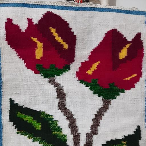 گلیم دستبافت دو رو با طرح گل لاله 45 در 56 بافته شده با کاموا،قابل شستشو با رنگ ثابت