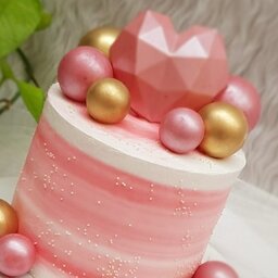 کیک تولد خانگی با تزیین گوی های شکلاتی وفیلینگ موز وگردو تزئینات بروز وشیک