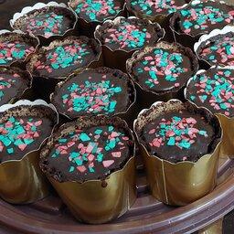 کاپ کیک شکلاتی با مغز گردو باسفارش مشتری  بصورت تعداد کاپ طرح وطعم های متنوع نسکافه وانیلی شکلاتی کاکائویی  