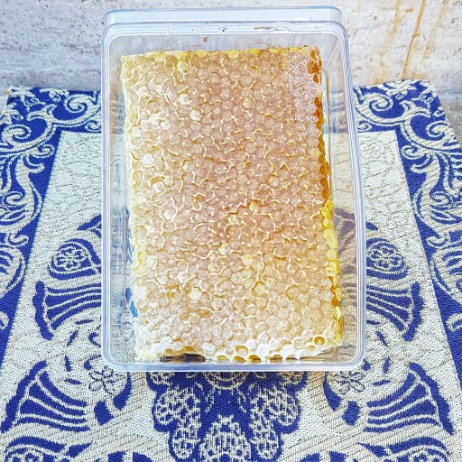 عسل چهل گیاه با موم(ظرف 500گرمی)