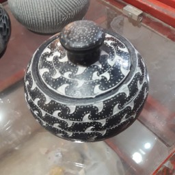 نام. <=>  قندان 
جنس  <=>  سنگ سرپانتین
هنر  <=>  قلمزنی روی سنگ
 نقش  <=>  مشکی زنجره ای
