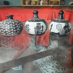 نام. <=>  قندان 
جنس  <=>  سنگ سرپانتین
هنر  <=>  قلمزنی روی سنگ
 نقش  <=>  مشکی زنجره ای