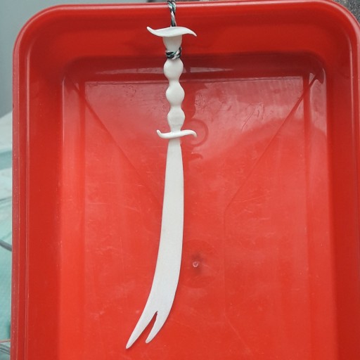 شمشیر ذوالفقار از  جنس  آج فیلم هنر دست مهندس نیک انجام تهیه شده  در گرده هنری صنایع دستی سنگ نیکان بسیار نفیس و نایاب