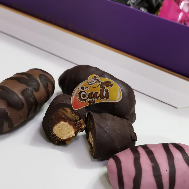شکلات خرمایی با مغز بادام درختی با روکش شکلات تلخ