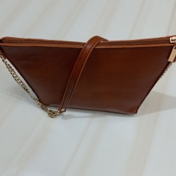 کیف زنانه شیک با بندی دو تکه از زنجیر و چرم طبیعی 
در صورت سفارش اماده میشود