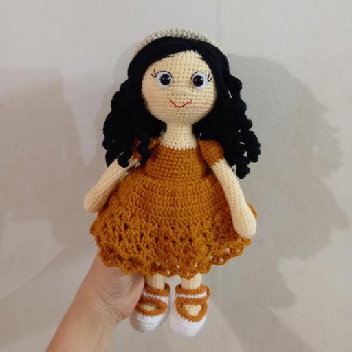 عروسک دختر اندازه حدودا 30 سانت رنگ لباس مطابق با سلیقه مشتری رنگ مو مناسب با سلیقه مشتری