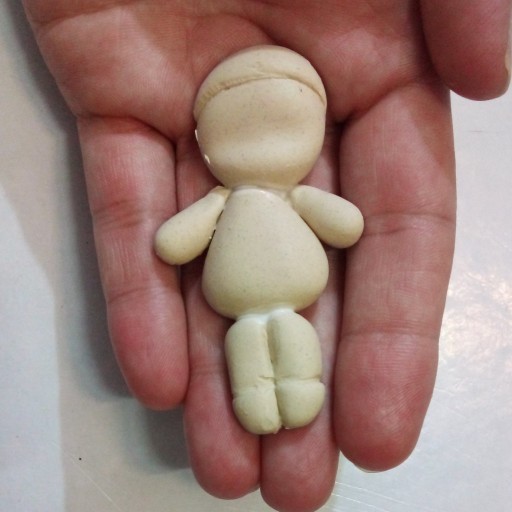 عروسک نیمه اماده خمیر سنگ  ( سرامیکی) روی یخچالی