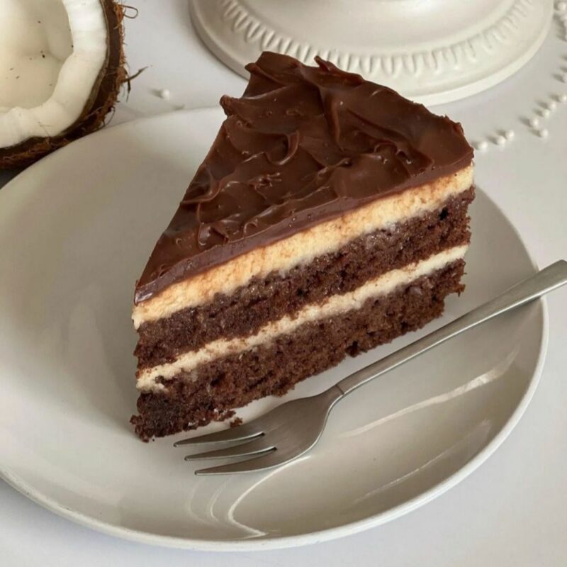 کیک کافی شاپی بانتی (دوستان عزیز وزن کیک های کافی شاپی متغییر هست و قیمت به صورت یه قالب کامل کیک محاسبه می شود)