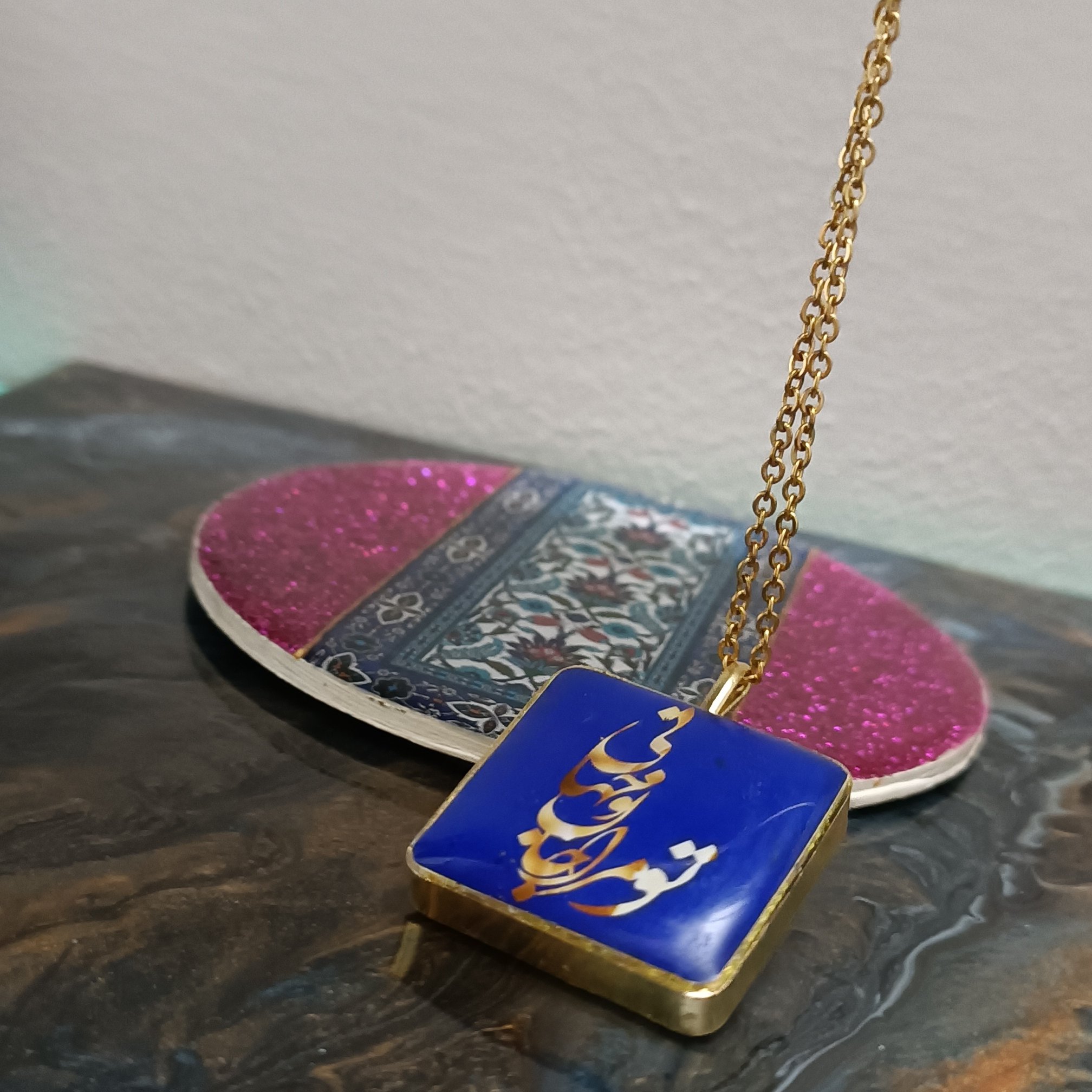 گردنبند و اویز ماشین ون یکاد دو طرفه n1 در قاب جواهراتی و با زنجیر و قفل استیل