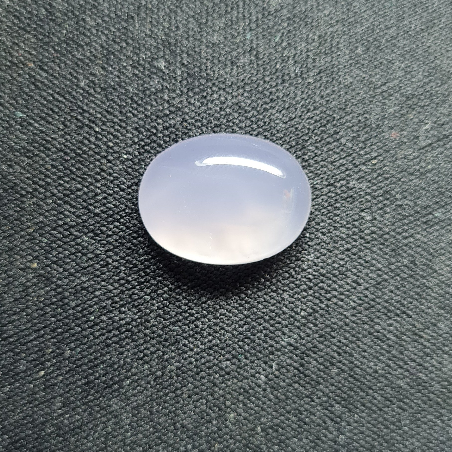 نگین عقیق سوسنی کم رنگ (مشخصات: طول: 1.5 سانتی متر. عرض: 1.2 سانتی متر. ارتفاع: 0.5 سانتی متر.)