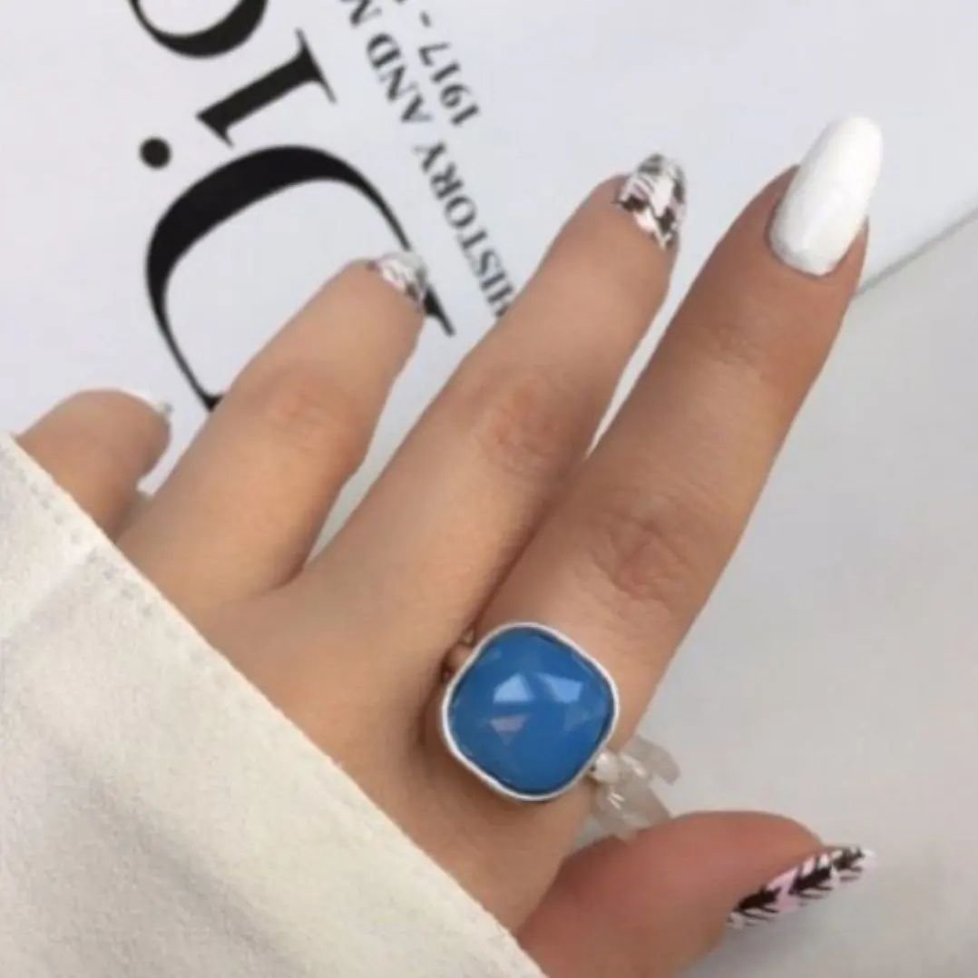 انگشتر  با نگین اصل تو انگشت ورق بزنید ببینید