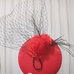 کاپ کلاه قرمز فرانسوی گل شاین دار و پر سوزنی  آویز کریستالی  