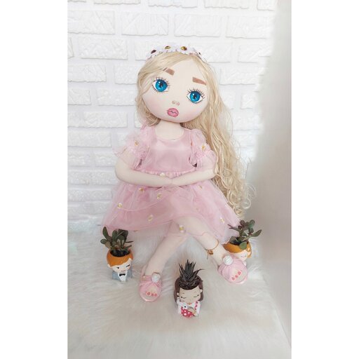 عروسک نگهدارنده دستمال رولی