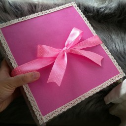 جعبه هدیه جعبه کادو گل و شکلات و شیشه آرزو