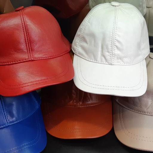 کلاه آفتابگیر چرم طبیعی و اصل در رنگهای آبی قرمز سفید مشکی عسلی و کرمی