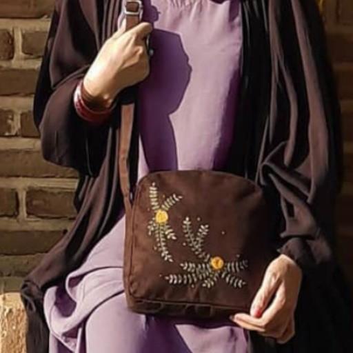 کیف دوشی پارچه ای مدل بهار آستردوزی شده و گلدوزی شده با دست رنگ بادمجانی