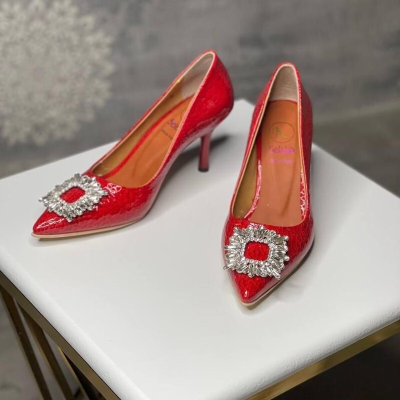 کفش  زنانه مجلسی قرمز  پاشنه دار  ورنی از سایز 38 سنگی یراق مربعی خورشیدی  ارسال رایگان 