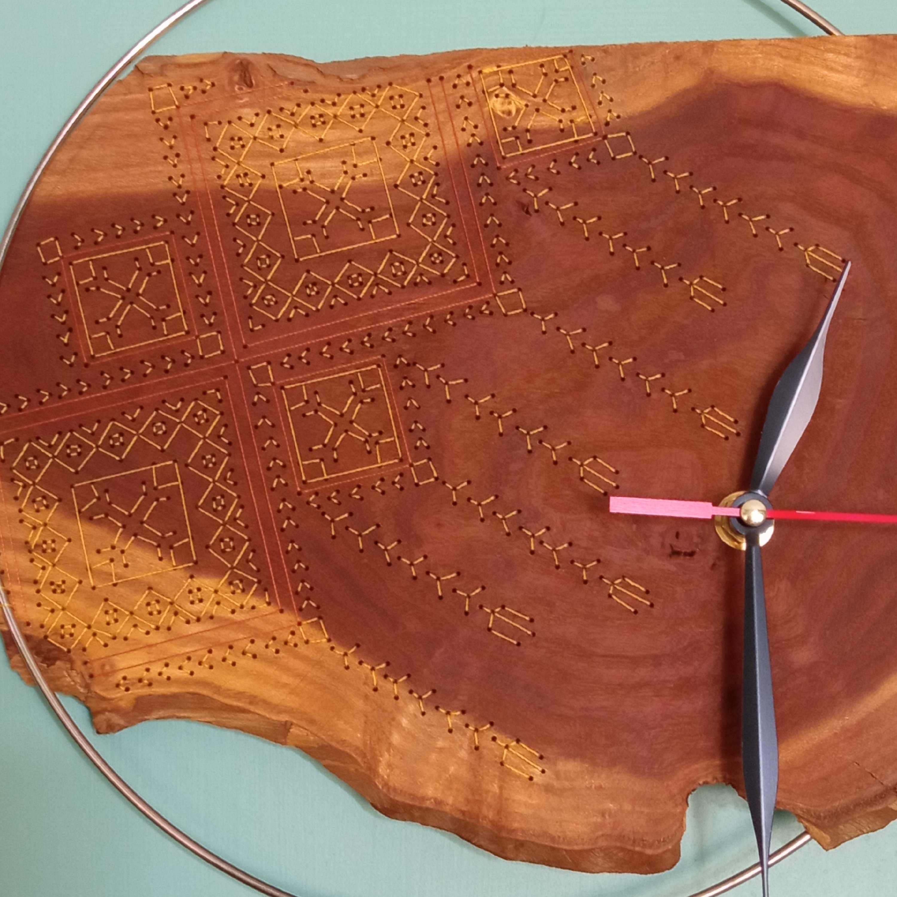 ساعت دیواری چوب طبیعی عناب، سوزن دوزی شده با دست