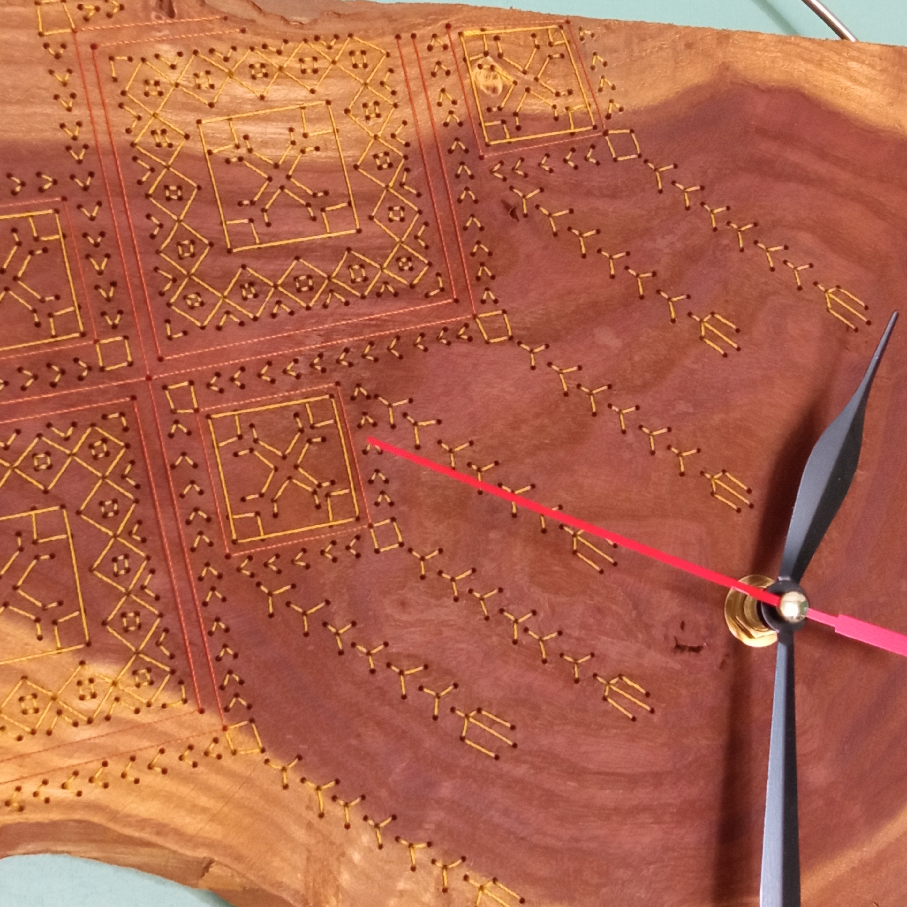 ساعت دیواری چوب طبیعی عناب، سوزن دوزی شده با دست