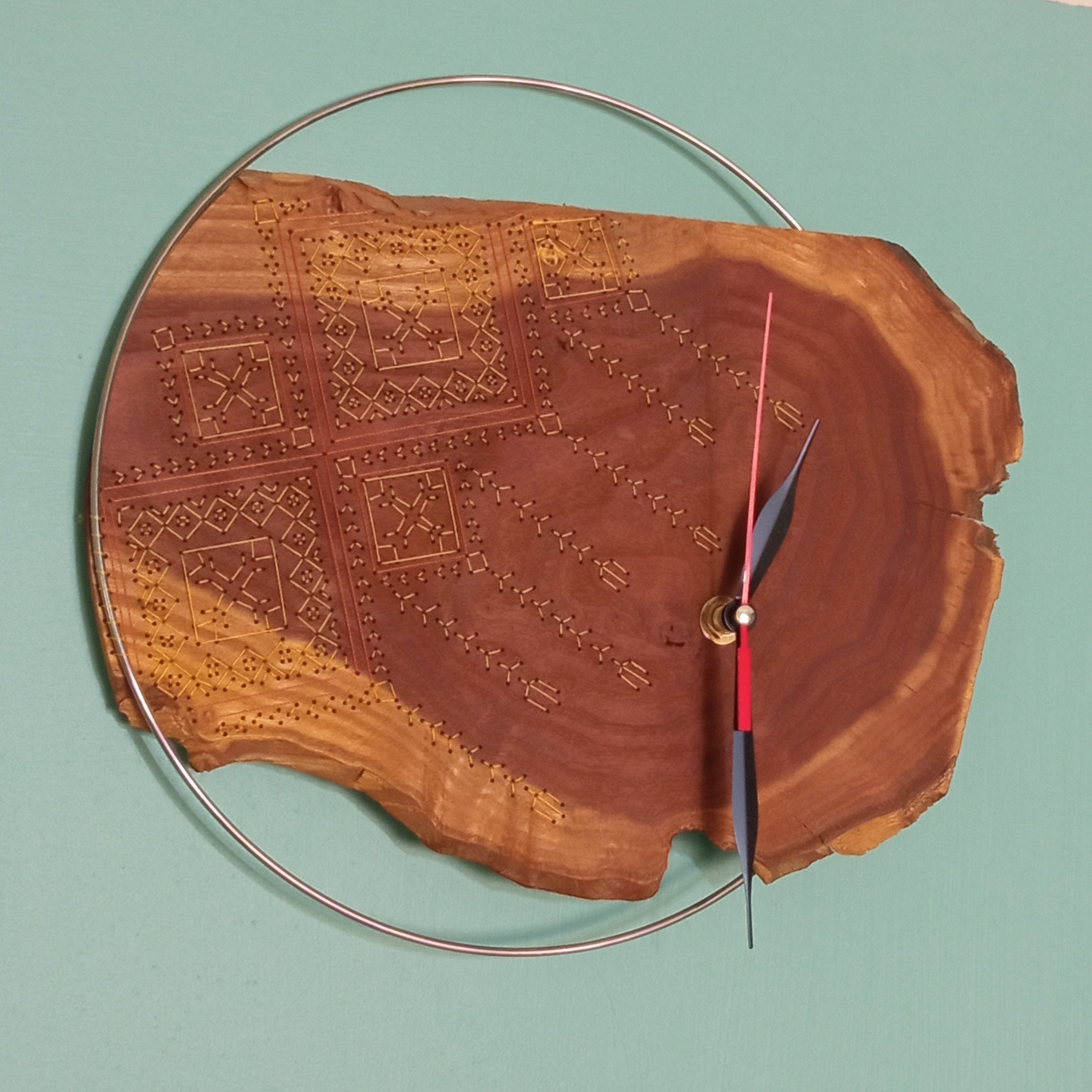 ساعت دیواری چوب طبیعی عناب، سوزن دوزی شده با دست