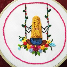 دیوارکوب گلدوزی، دختر موطلایی،قطر داخلی 19 سانت در رنگهای دلخواه