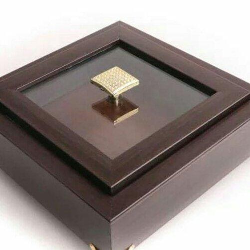 باکس   4 گوش درب دار چوبی پایه طلایی 
 
کیفیت :++++
قابل استفاده : آجیل _ شکلات _ تنقلات _ تی بگ چای 
