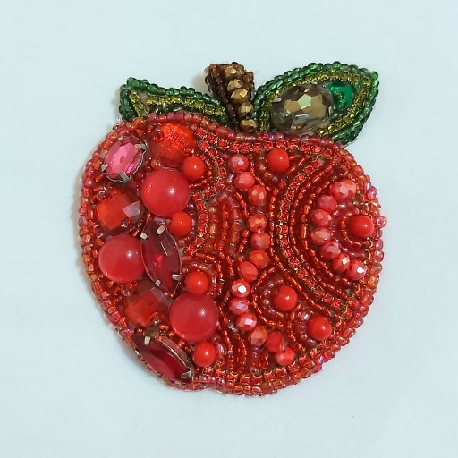 سنجاق سینه جواهردوزی طرح سیب دست ساز اکسسوری زنانه دخترانه چرم منجوقی مجلسی قرمز