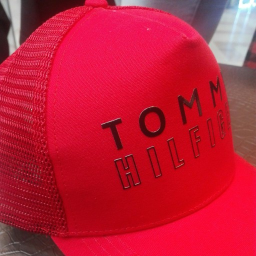 کلاه لبه دار اسپرت پشت توری تامی رنگ قرمز