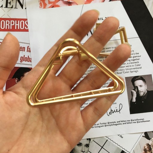 کلیپس فلزی طلایی مثلثی