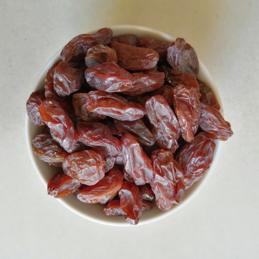 مویز رجبی،هسته دار،دانه بلند و گوشتی(1000گرمی)