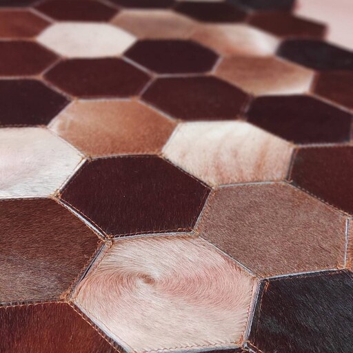 فرش پوست طبیعی گاوی طرح شش ضلعی ابعاد یک در یک و نیم متر